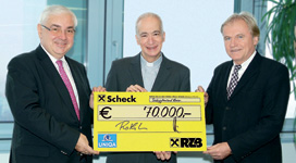 UNIQA Generaldirektor Dr. Konstantin Klien und RZB Generaldirektor Dr. Walter Rothensteiner übergeben Caritas-Direktor Monsignore DDr. Michael Landau einen Scheck über 70.000 € für die Initiative „Mobiles Caritas Hospiz“. (Bild)