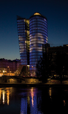 Die Künstlerin Brigitte Kowanz brachte im Rahmen einer MUMOK-Personale mit dem bewegten Schriftzug „Now I see“ und seiner Übersetzung in Morsecode auch den UNIQA Tower zum Erleuchten. (Bild) Die Künstlerin Brigitte Kowanz brachte im Rahmen einer MUMOK-Personale mit dem bewegten Schriftzug „Now I see“ und seiner Übersetzung in Morsecode auch den UNIQA Tower zum Erleuchten. (Bild)