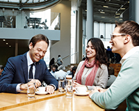 Andreas Brandtstetter in conversation with Ivana Dumitraskovic (UNIQA International) and Filip Kisiel (UNIQA Austria). (photo) Andreas Brandtstetter in conversation with Ivana Dumitraskovic (UNIQA International) and Filip Kisiel (UNIQA Austria). (photo)