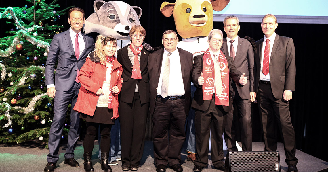 Group picture of the UNIQA christman party with the two Special Olympics World Winter Games mascots Lara und Luis (photo)