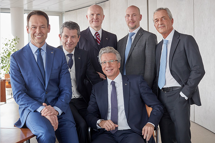 Das Group Executive Board (v. l. n. r.) Andreas Brandstetter (CEO), Kurt Svoboda (CFO/CRO und CEO UNIQA &Ouml;sterreich), Alexander Bockelmann (CDO), (vorne sitzend) Wolfgang Kindl (CEO UNIQA International), Erik Leyers (COO) und Klaus Pekarek (Bankenvertrieb UNIQA &Ouml;sterreich) (Foto)