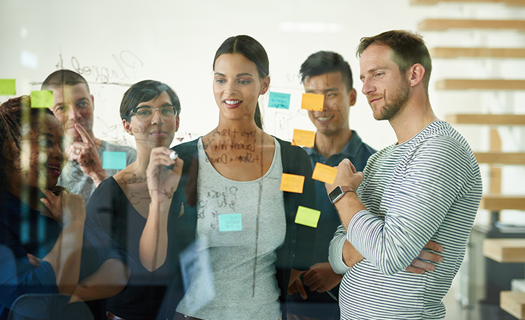 Frau zeichnet auf durchsichtige Wand (Foto)
