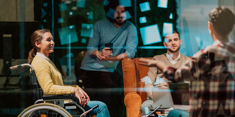 Employees talk to each other (Photo)
