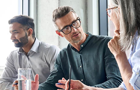 Mitarbeitende im Meeting (Foto)