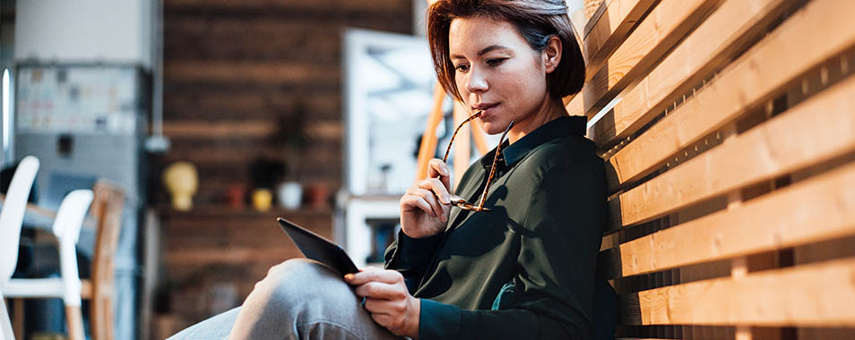 Frau liest auf eReader (Foto)