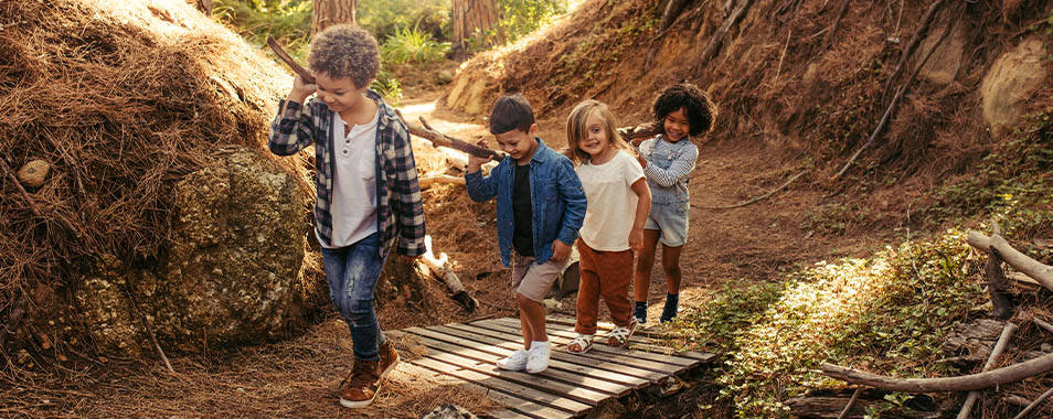 Kinder gehen über Brücke (Foto)