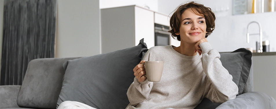 Woman holding a cup (Photo)