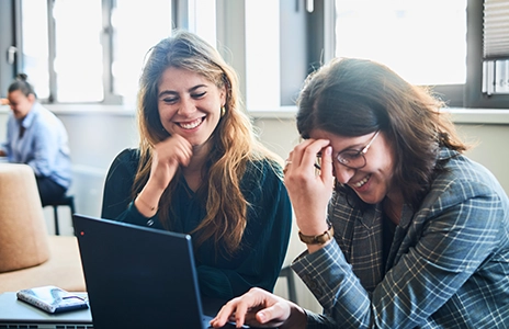 Colleagues on a computer (Photo)