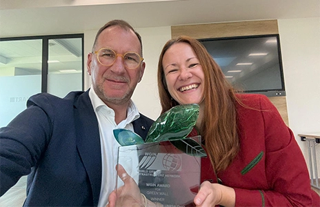 Regional Director Johannes Rumpl and project consultant Vera Enzi celebrating the international WGIN Award 2025 for the green façade of the Styrian regional headquarters on Annenstraße in Graz.
