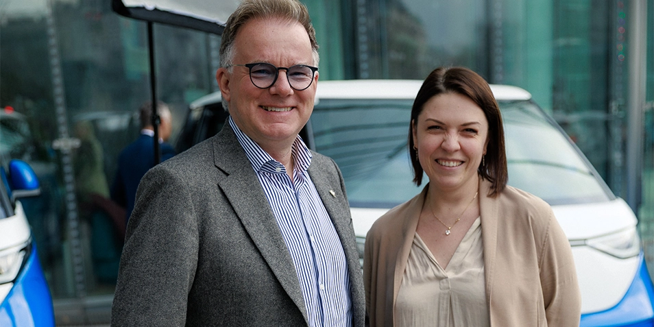 Peter Humer at the handover of new electric vehicles to UNIQA Austria’s regional offices.
