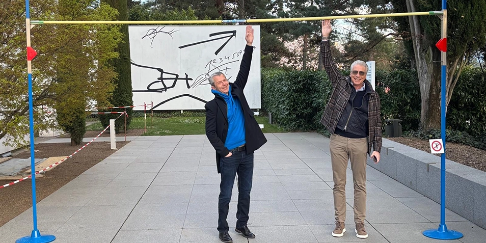 Angesichts der guten Performance im abgelaufenen Jahr haben wir uns die Latte (in Form der Ziele unserer Strategie „UNIQA 3.0 – Growing Impact“) noch etwas hoher gelegt … (im Bild: Kurt Svoboda und Wolfgang Kindl)