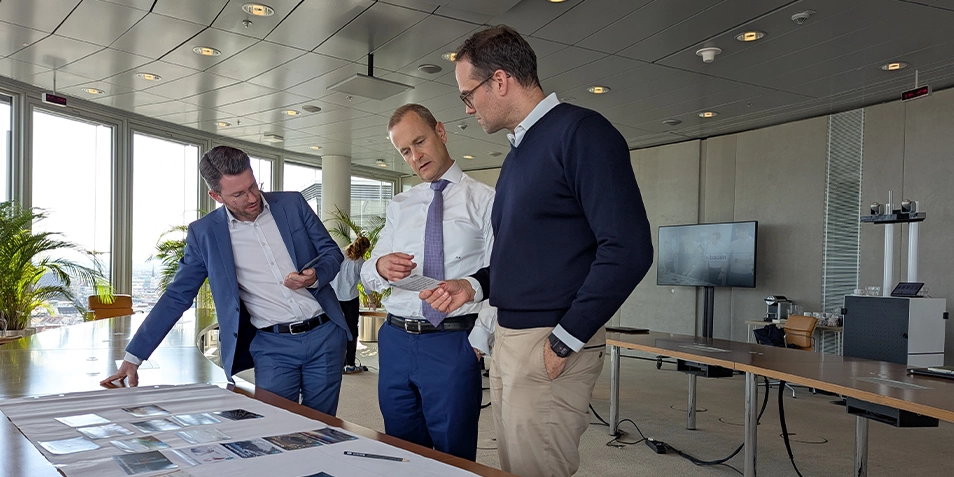 Marcel Gabalin, Andreas Bertl und René Knapp diskutieren beim UNIQA Environment Day 2025 die Auswirkungen des Klimawandels auf das Versicherungsgeschäft.