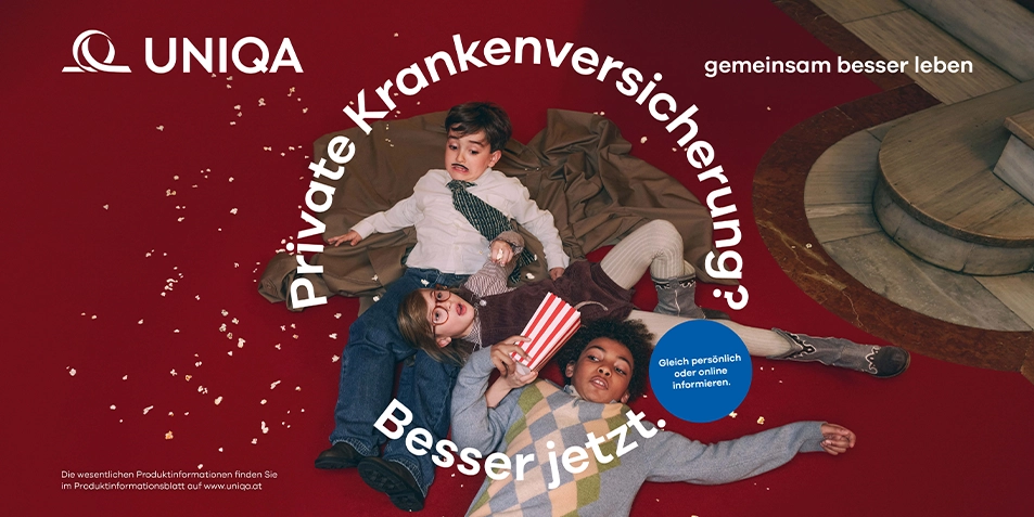 Drei Kinder liegen mit Popcorn auf dem Boden.
