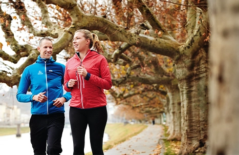 Mann und Frau joggen.